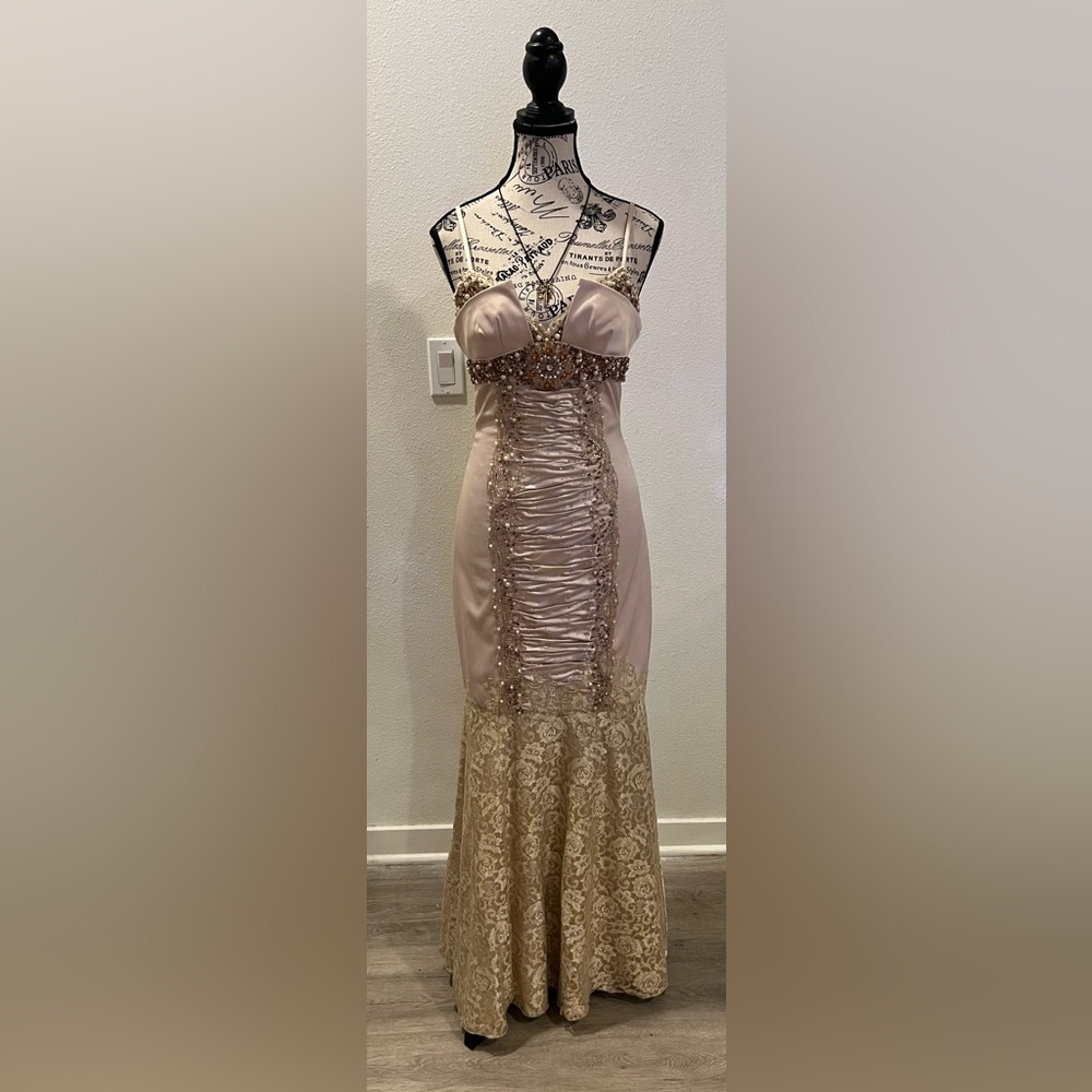 Cream Silk & Lace Evening Gown - Picture 3 of 12